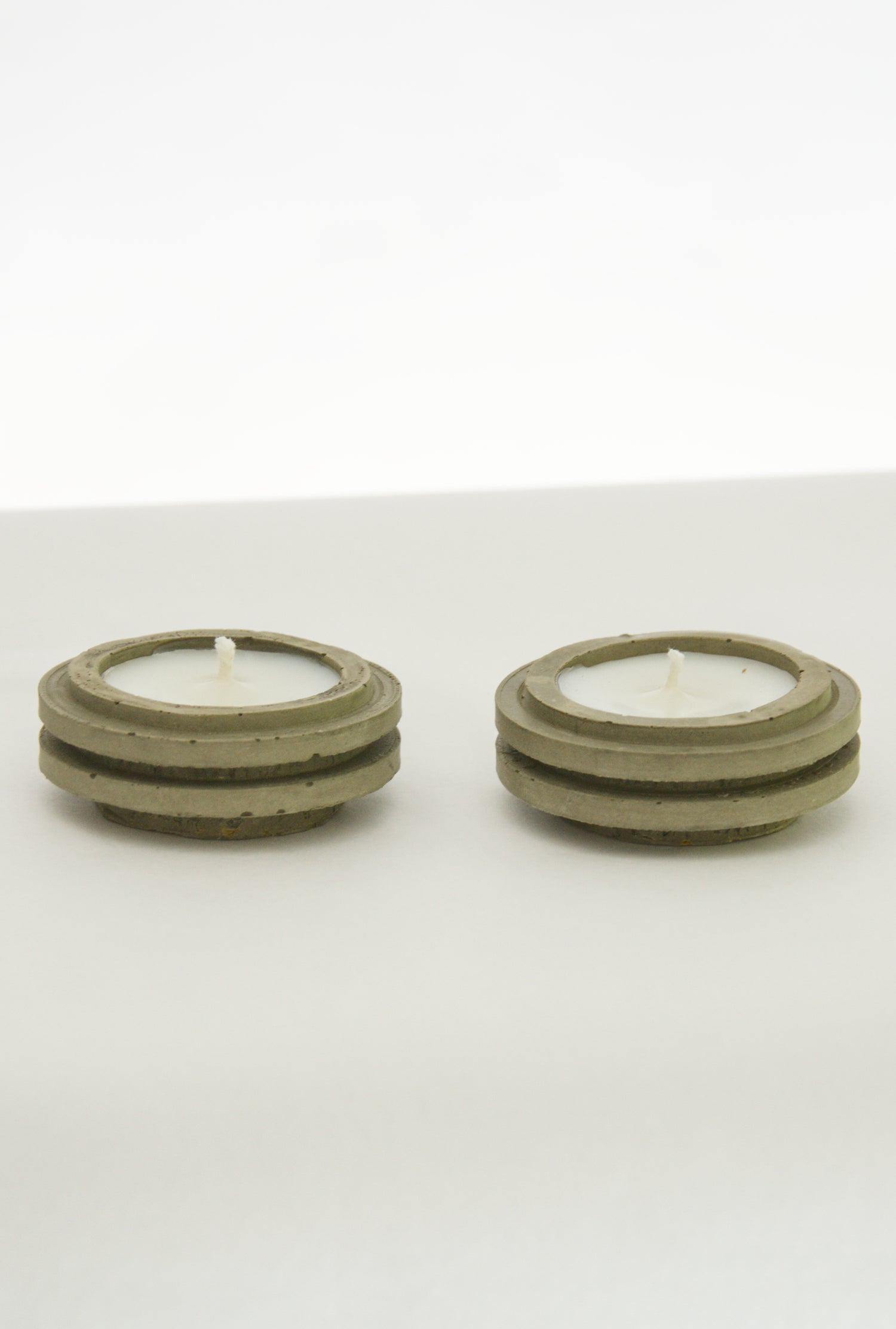 זוג נרות שבת עגולים מבטון ושעווה על רקע לבן - דגם SABBATH של שקט לבן