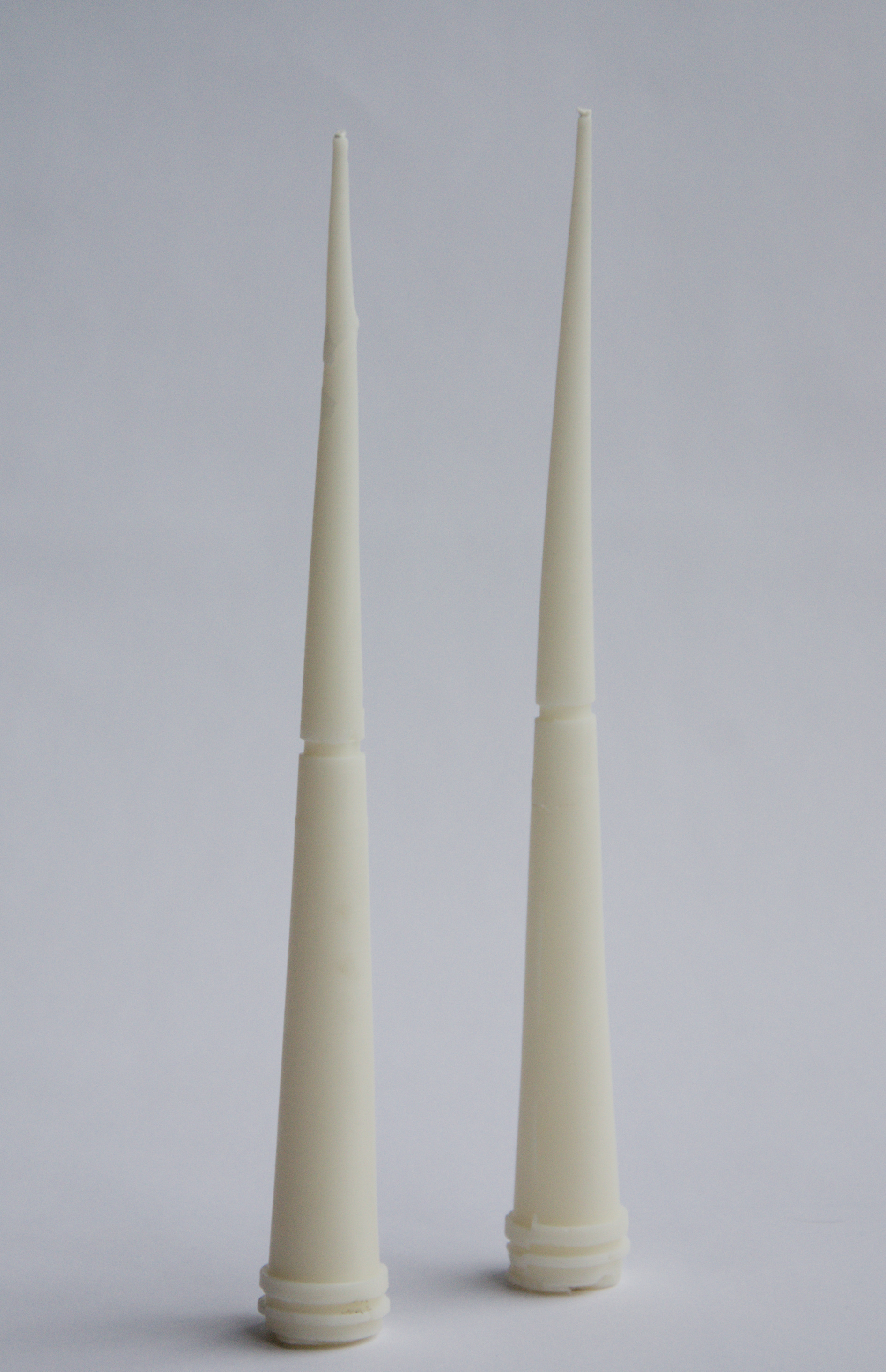 נרות פמוט SEAM מינימליסטיים משעוות קוקוס על רקע לבן