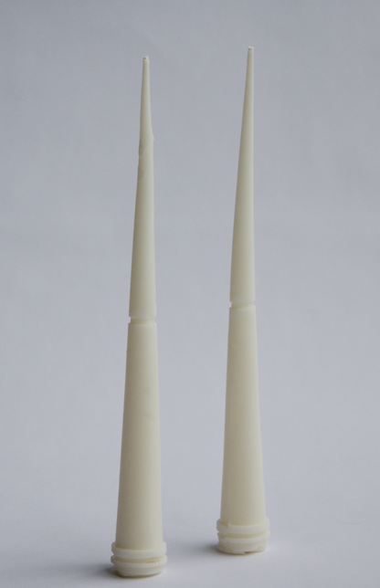 נרות פמוט SEAM מינימליסטיים משעוות קוקוס על רקע לבן