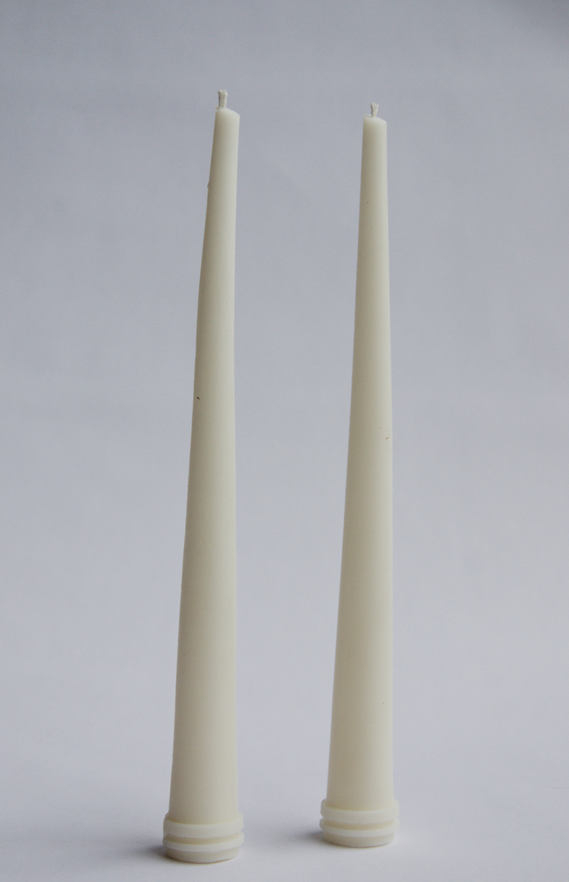 נרות פמוט CUT מינימליסטיים משעוות קוקוס על רקע לבן