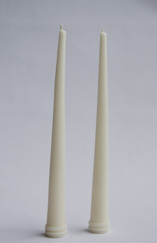 נרות פמוט CUT מינימליסטיים משעוות קוקוס על רקע לבן