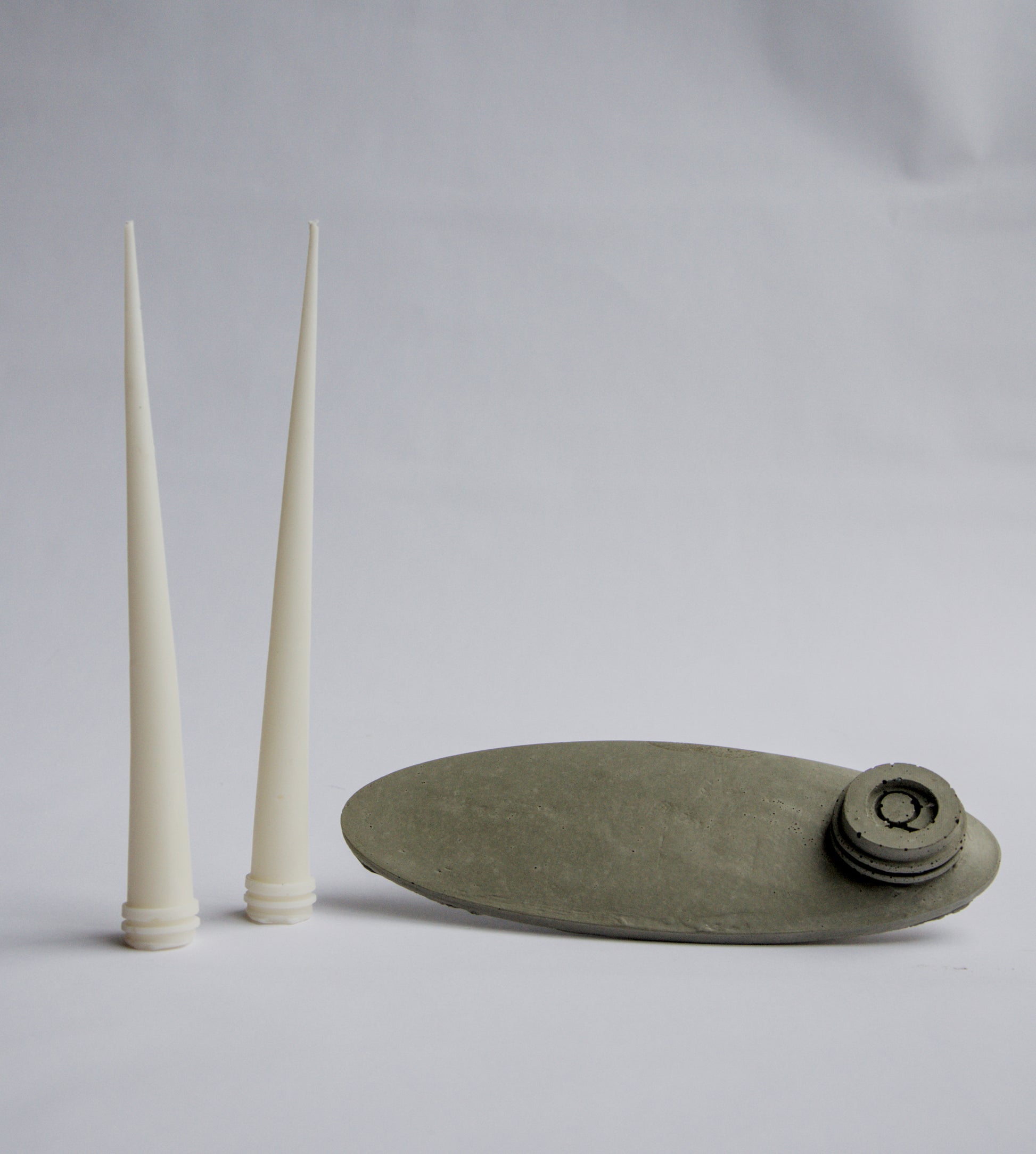 סט התחלה - פמוט ELLIPSE אליפטי עם נרות מינימליסטיים
